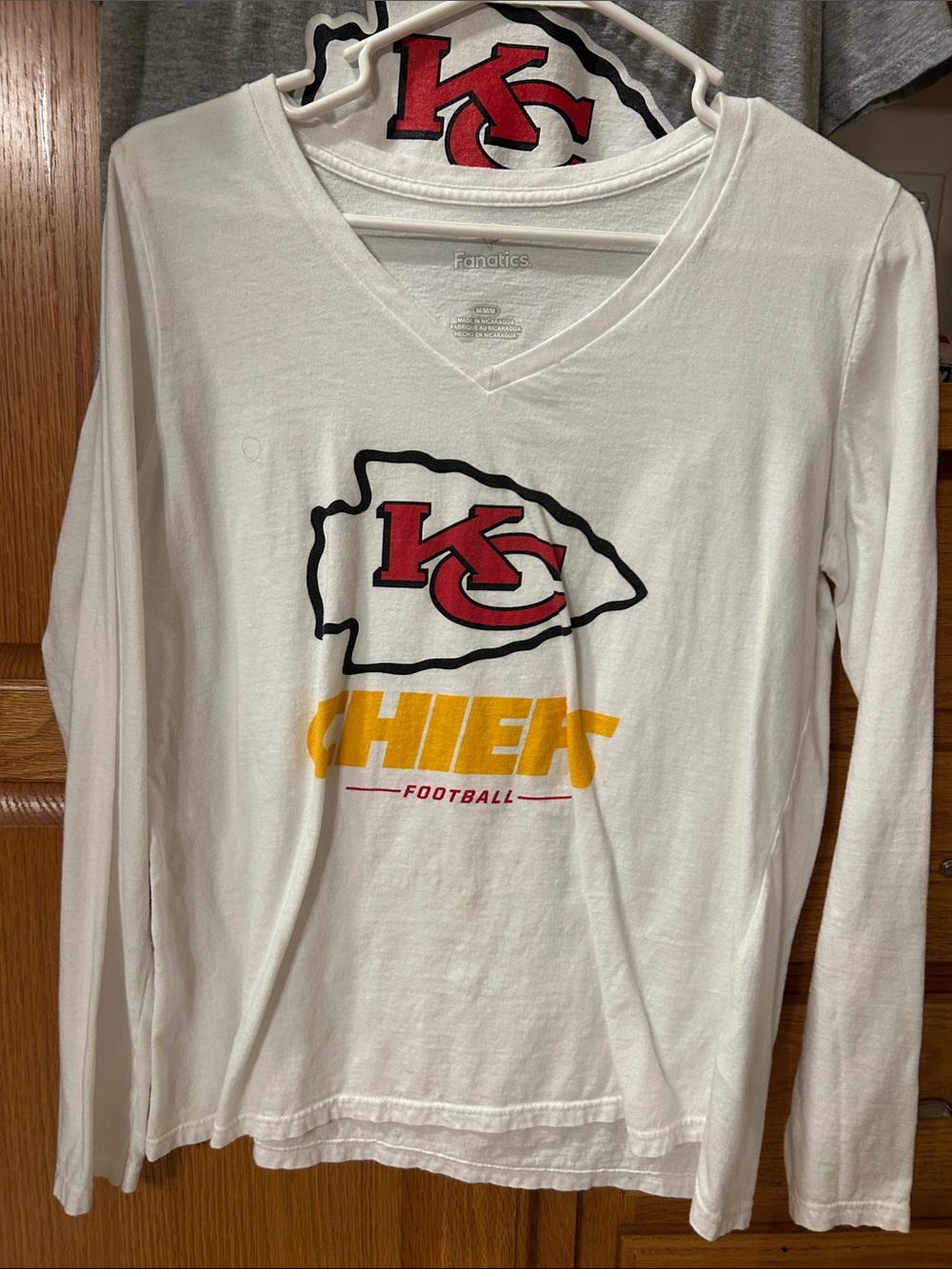 Fanatics women’s Red Chiefs Long-Sleeve V-Neck Tee with Yellow Team Logo - Picture 4 of 5